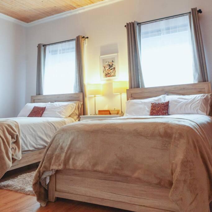 Appartement Large Upstairs Flat In Downtown Century Building à Belleville Extérieur photo