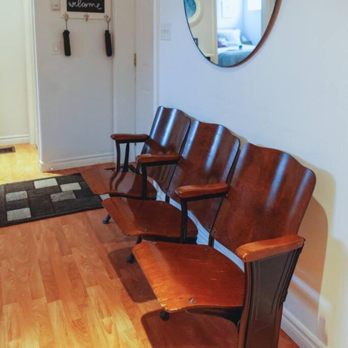 Appartement Large Upstairs Flat In Downtown Century Building à Belleville Extérieur photo