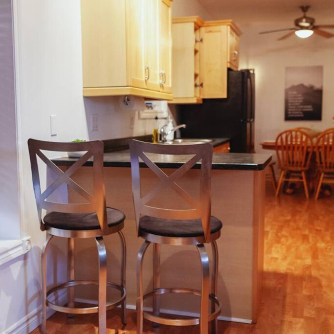 Appartement Large Upstairs Flat In Downtown Century Building à Belleville Extérieur photo