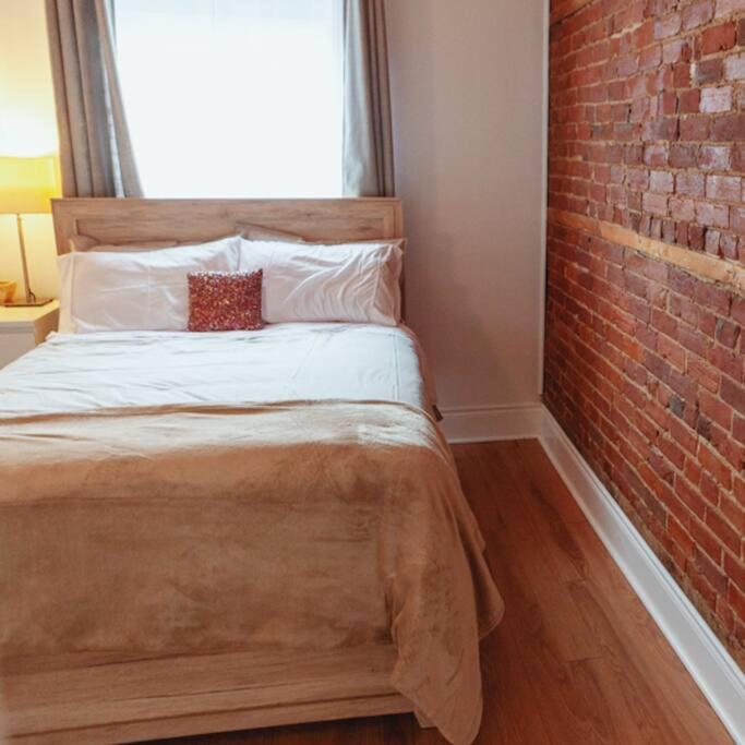 Appartement Large Upstairs Flat In Downtown Century Building à Belleville Extérieur photo