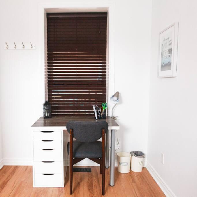 Appartement Large Upstairs Flat In Downtown Century Building à Belleville Extérieur photo